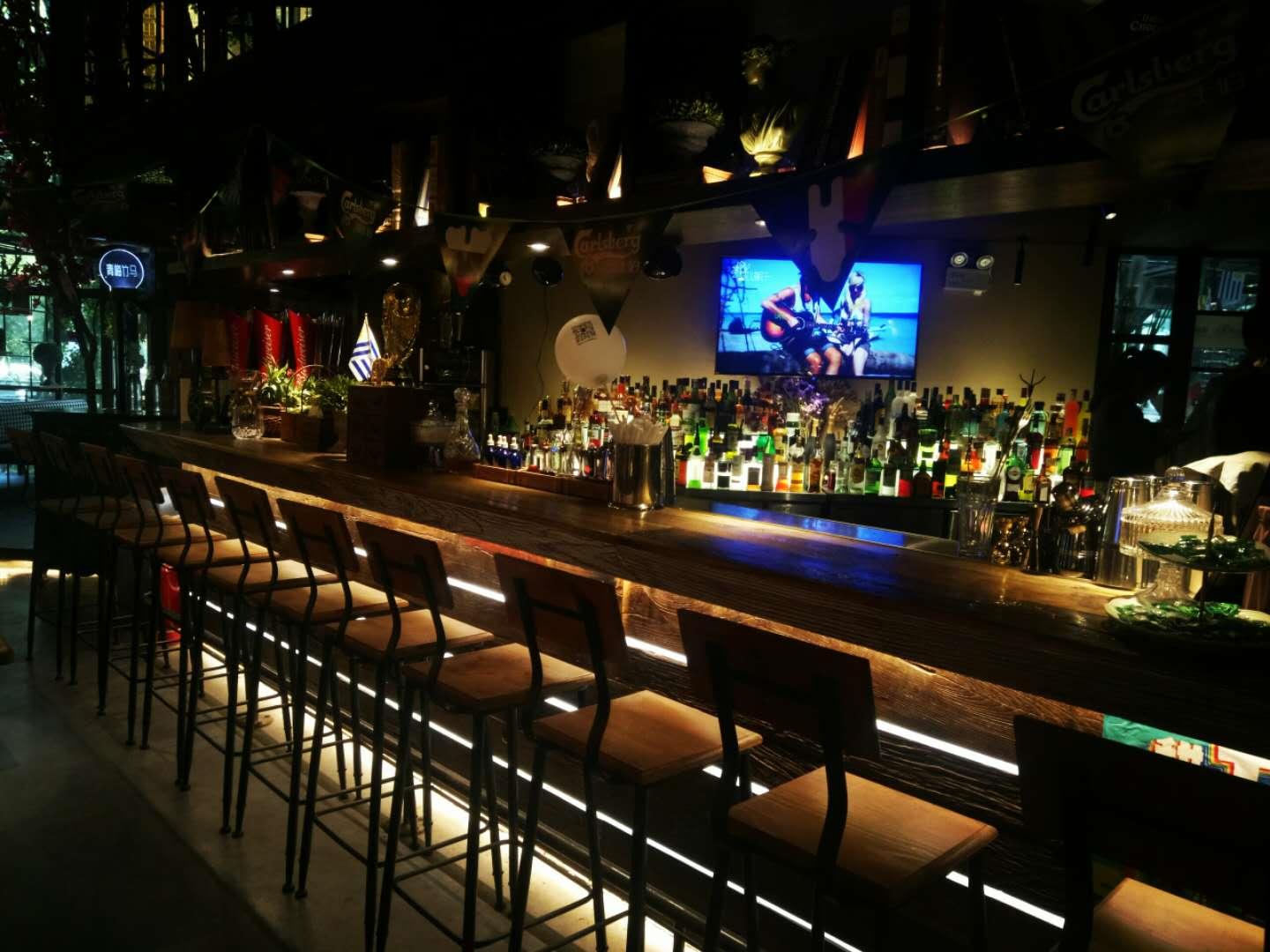 郑州有个音乐酒馆看球爆满，球迷不用去天台排队，连梅西都想来了