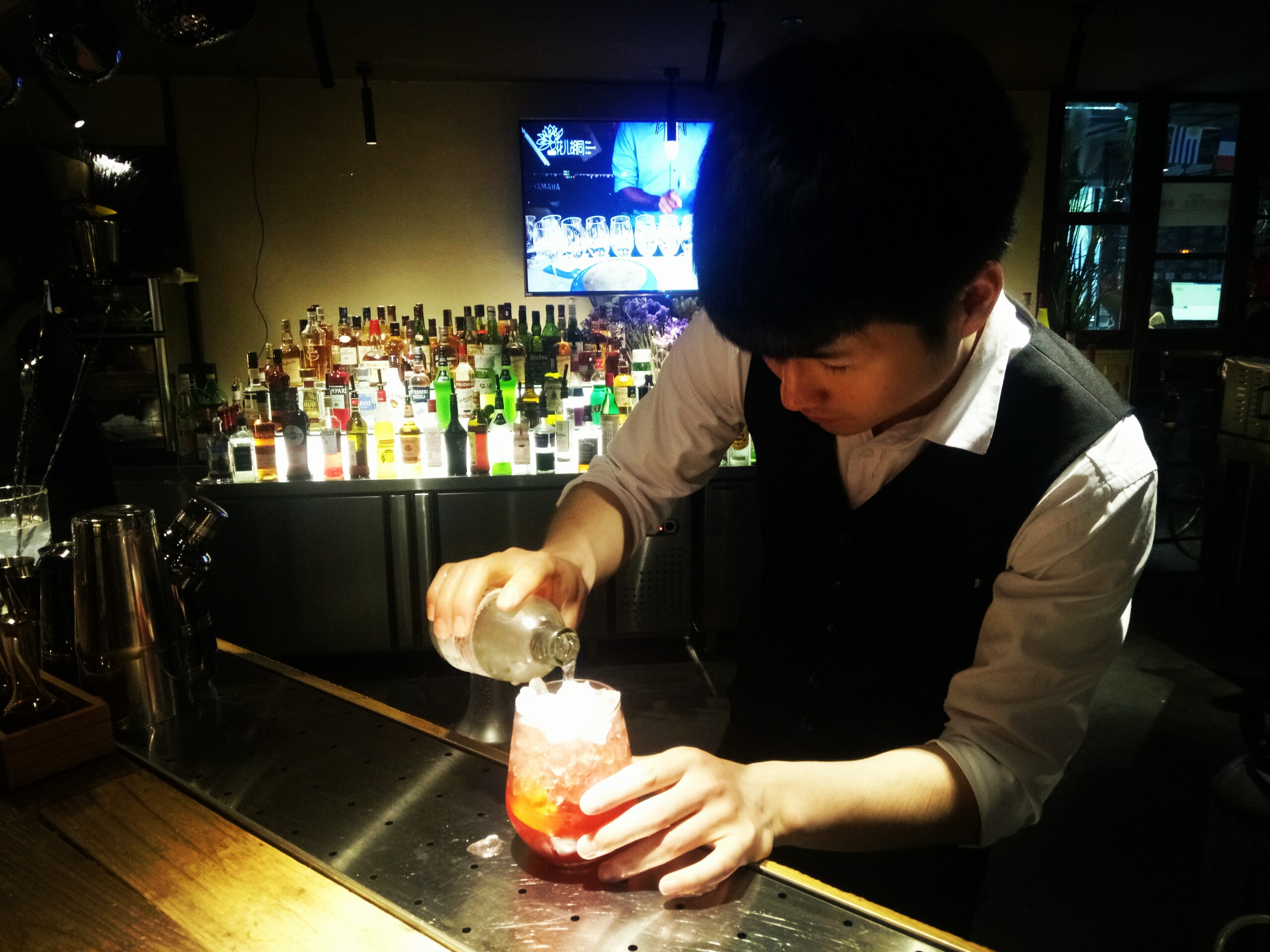 郑州有个音乐酒馆看球爆满，球迷不用去天台排队，连梅西都想来了