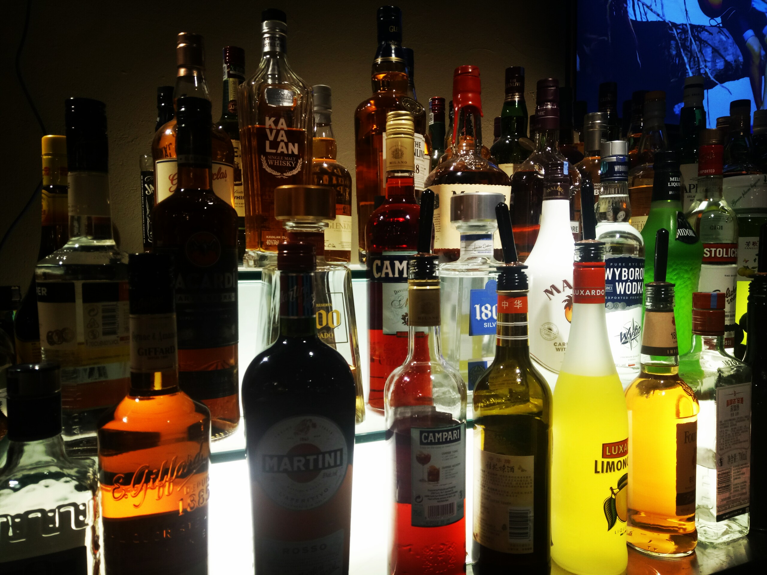 郑州有个音乐酒馆看球爆满，球迷不用去天台排队，连梅西都想来了