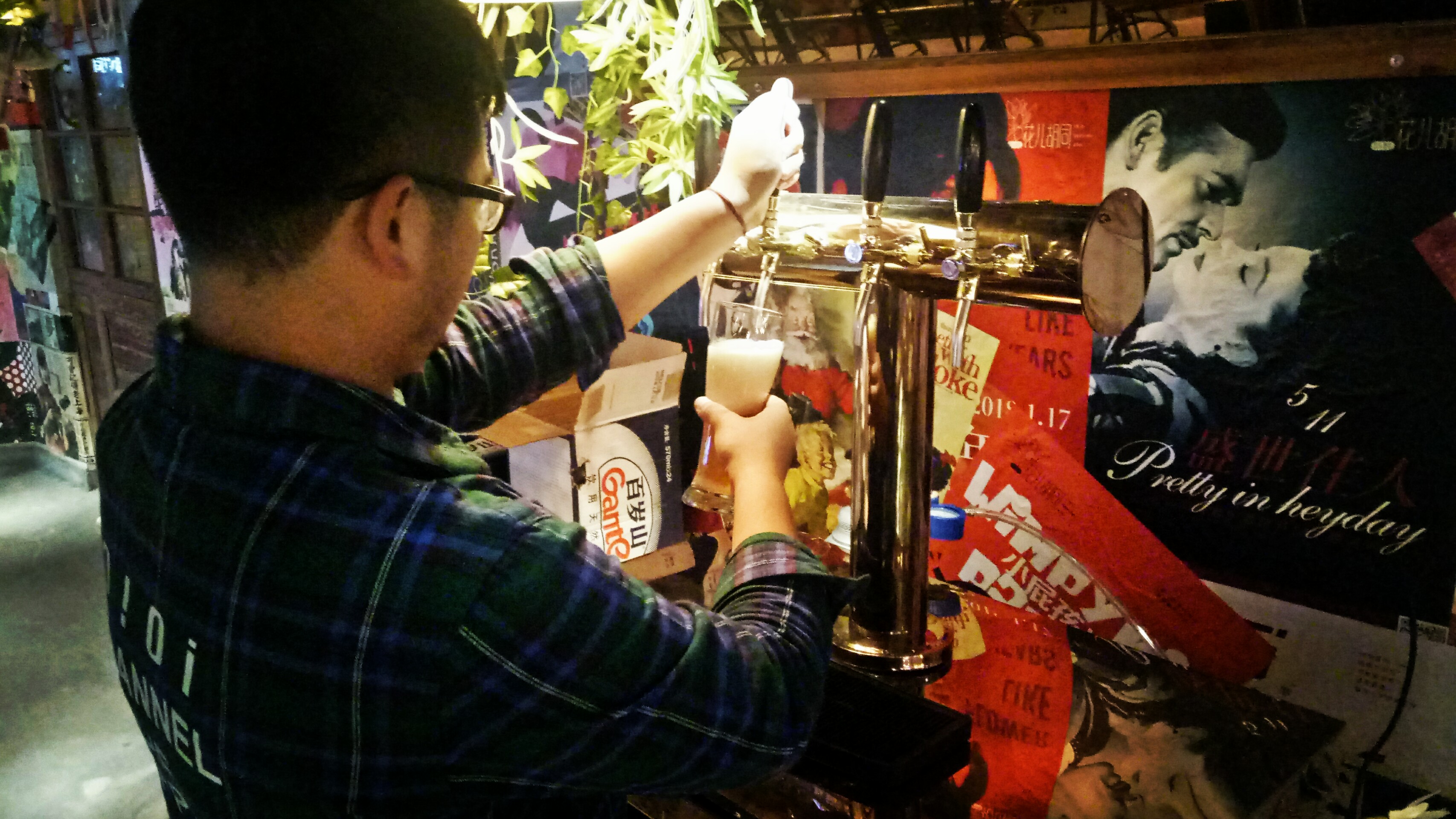 郑州有个音乐酒馆看球爆满，球迷不用去天台排队，连梅西都想来了