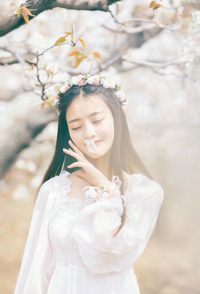 丧礼办的很低调，三天的时间就恍若是一场梦……