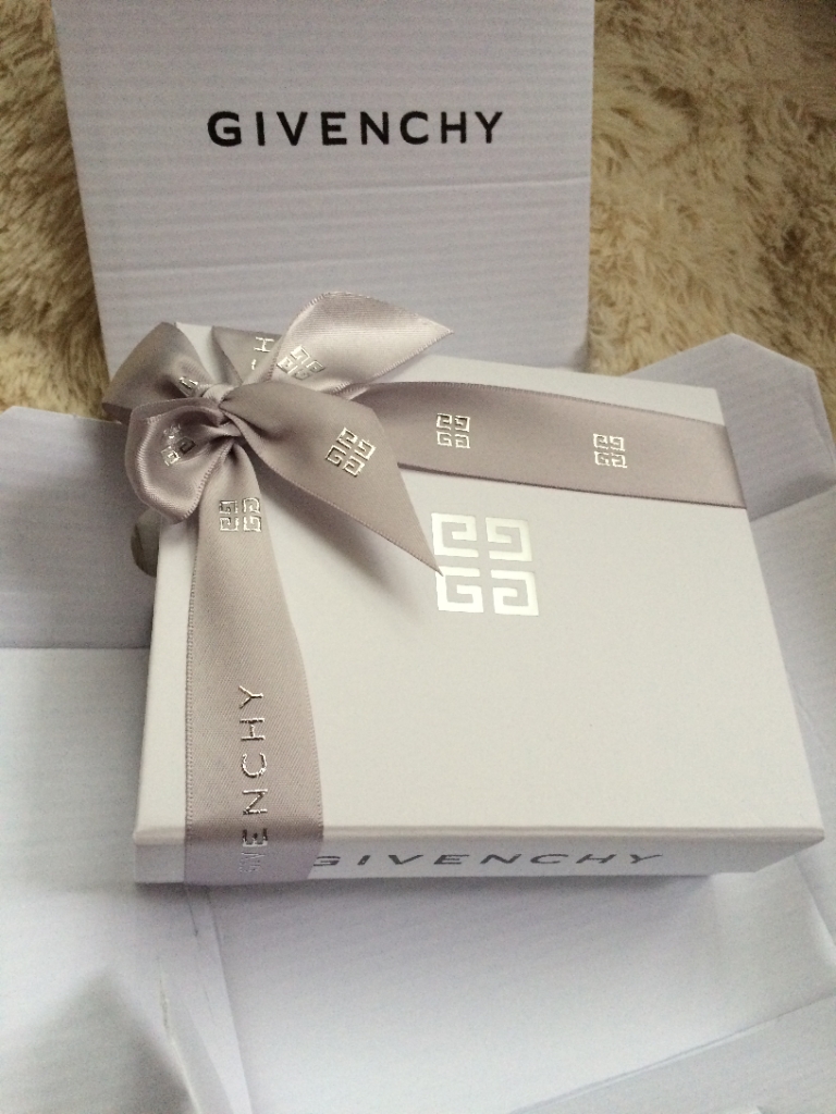 mistine粉饼和funnyelves粉饼,什么牌子粉饼好用细腻不卡粉测评