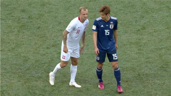 演技派！球员“卧草”抽筋，直接被裁判无视