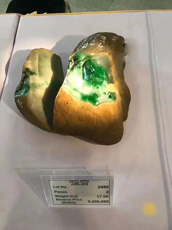 帝王绿翡翠，人人口耳相传，或许只有在缅甸翡翠公盘才能见得到吧