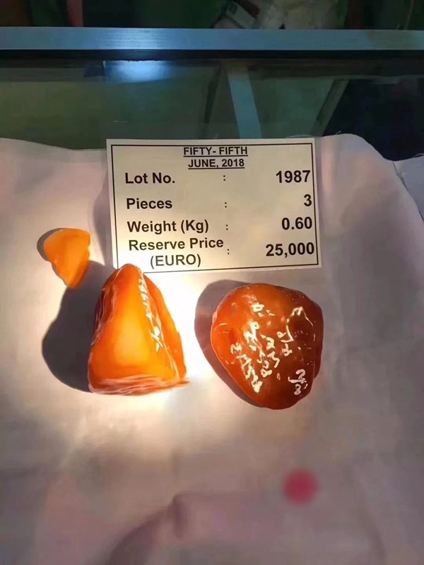 帝王绿翡翠，人人口耳相传，或许只有在缅甸翡翠公盘才能见得到吧