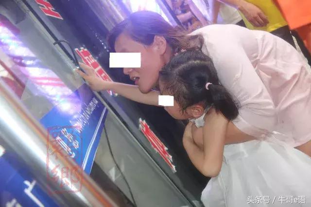 小孩子的手被门夹住了怎么弄出来,小女孩手指被门夹完整版