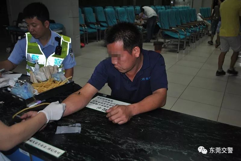 世界杯小组赛期间，440名司机领取了东莞交警送出的酒驾套餐