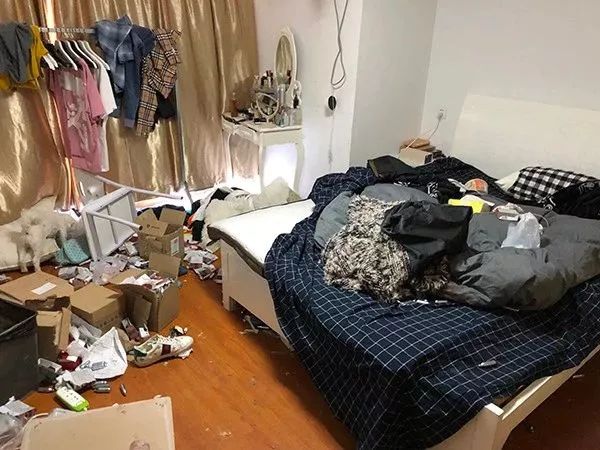 杭州3女1男手臂割伤，眼圈发黑送医！警察推开房门惊呼：不要命了！