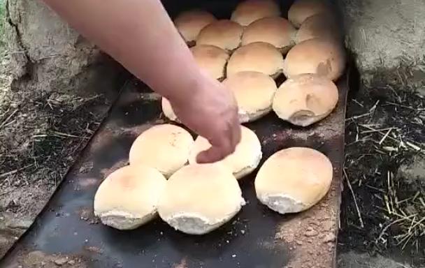 农村人用土灶烤馍馍,农村人柴火锅蒸馒头