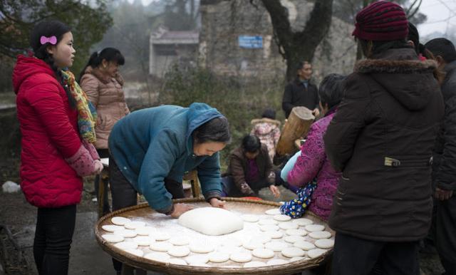 软糯香甜的糍粑快来看看,儿时回忆又香又甜的小糍粑