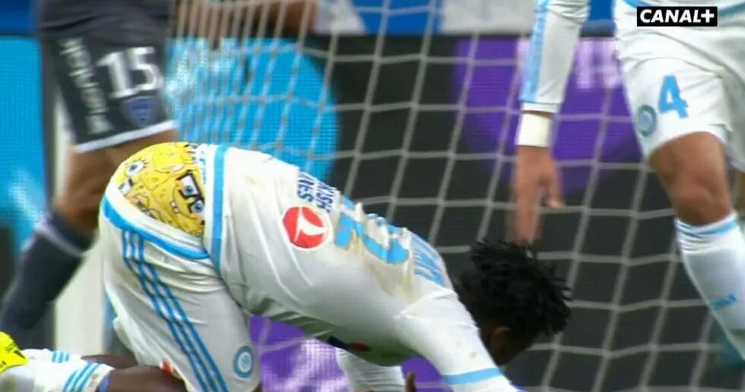 硬汉的蠢萌心!比利时锋霸爱穿海绵宝宝*裤内**演绎快乐足球