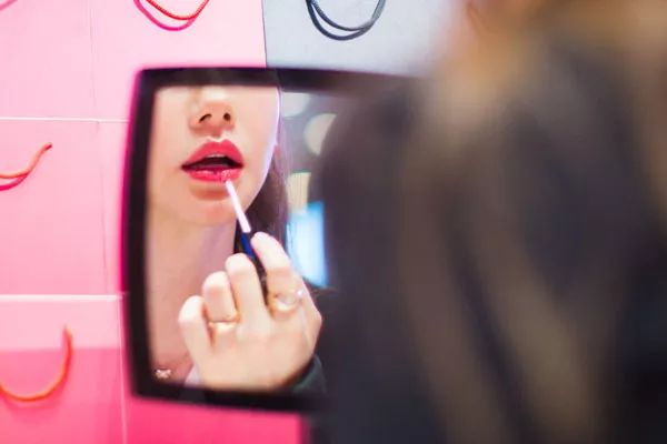 戚薇直播间润唇膏,戚薇用的什么牌子的润唇膏