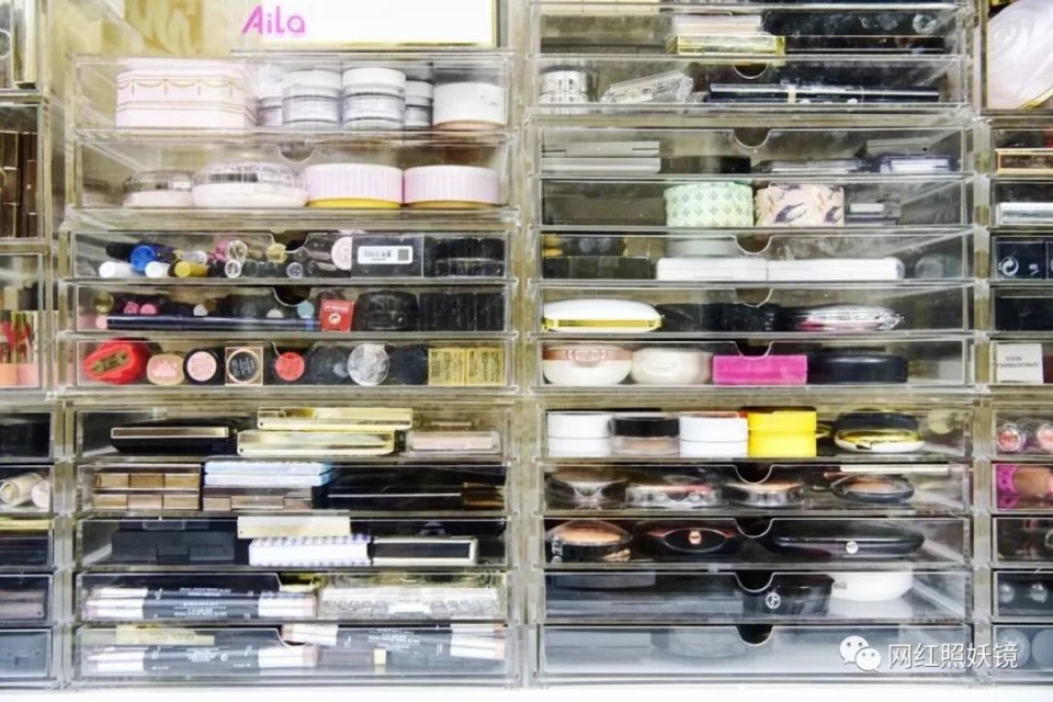 张辛苑用的化妆品,张辛苑化妆台图片