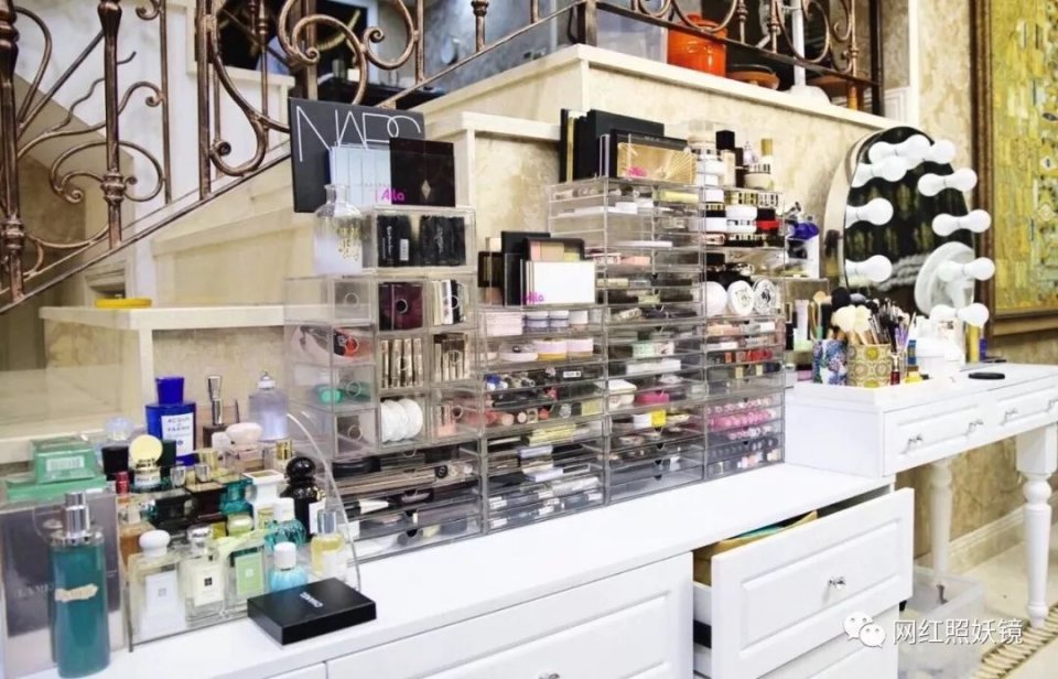 张辛苑用的化妆品,张辛苑化妆台图片