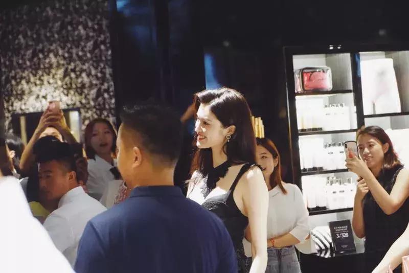 维密超模何穗高清大图,维密超模何穗身材