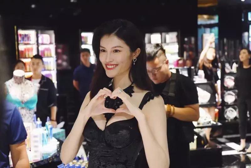 维密超模何穗高清大图,维密超模何穗身材