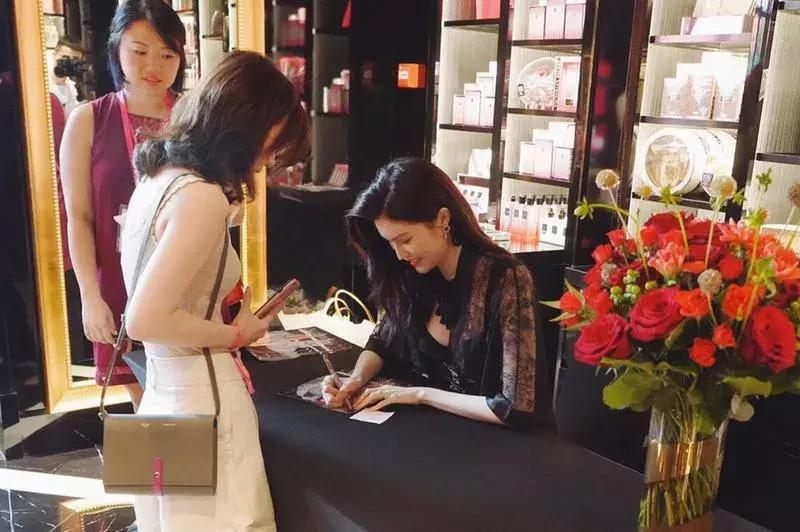 维密超模何穗高清大图,维密超模何穗身材