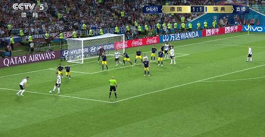 足球和女友掉河里，你到底该救谁？优酷完胜咪咕给你答案！