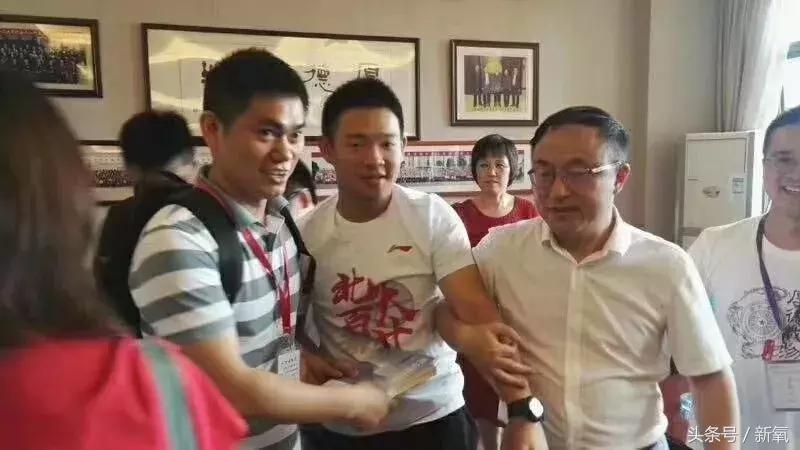 看了易烊千玺演唱会后的反应,易烊千玺喜欢宋祖儿吗