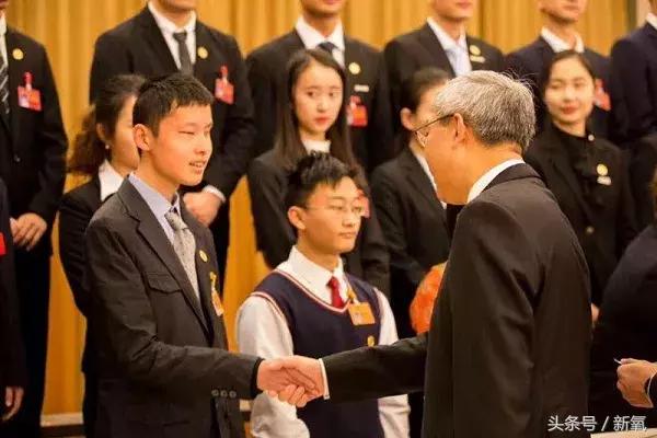 看了易烊千玺演唱会后的反应,易烊千玺喜欢宋祖儿吗