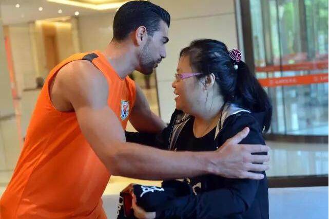 女人看世界杯看的是颜值,女的看足球比赛