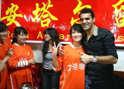 女人看世界杯看的是颜值,女的看足球比赛