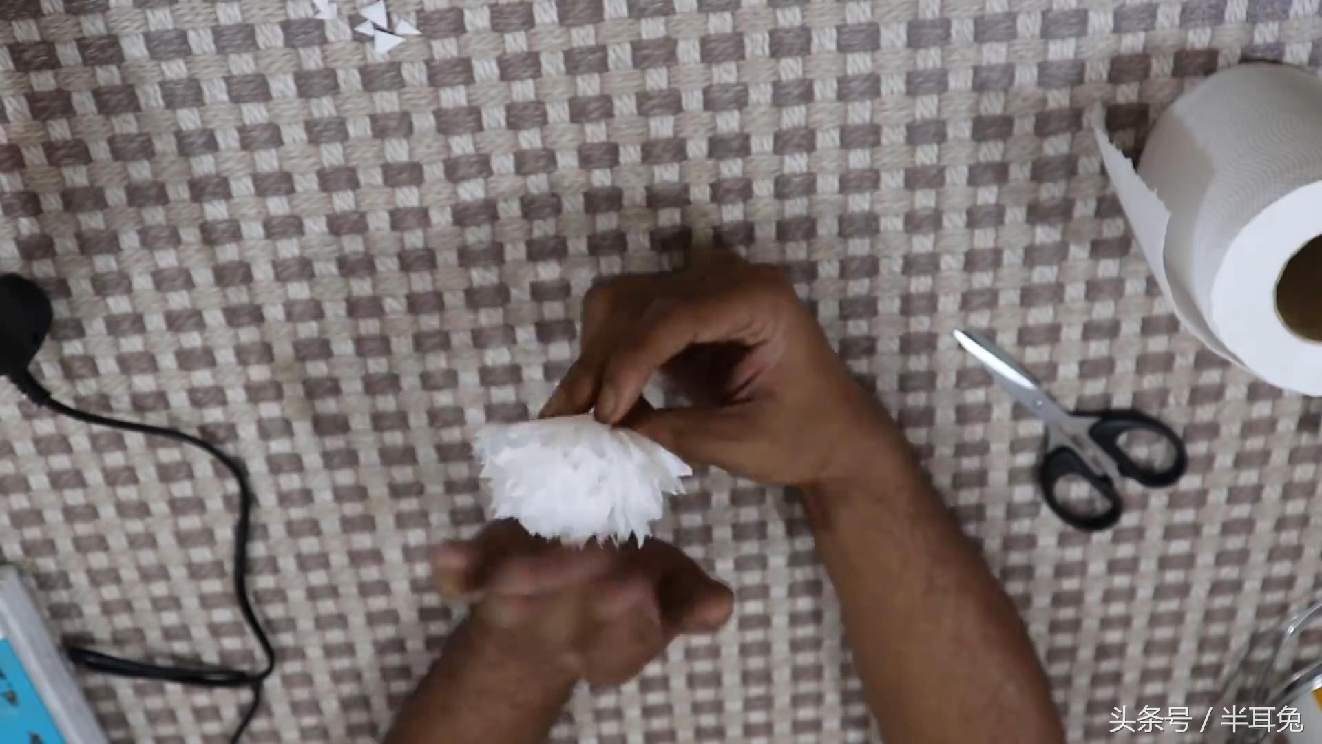 最简单的纸巾叠花,纸巾白花教程