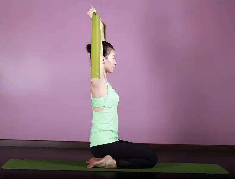 肩膀都过度内旋了,这是怎么造成的呢?别纠结了,赶紧矫正