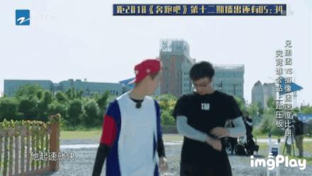 鹿晗和粉丝牵手原视频,鹿晗牵手视频