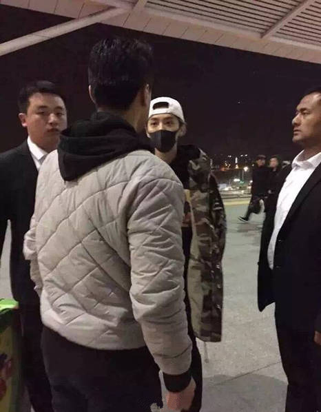 鹿晗和粉丝牵手原视频,鹿晗牵手视频