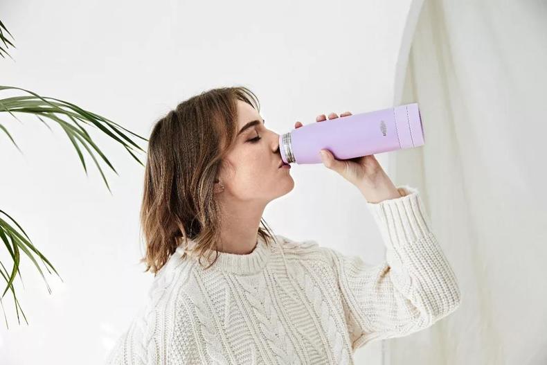 当代女孩喝奶茶,女孩子的快乐都是一杯奶茶给的