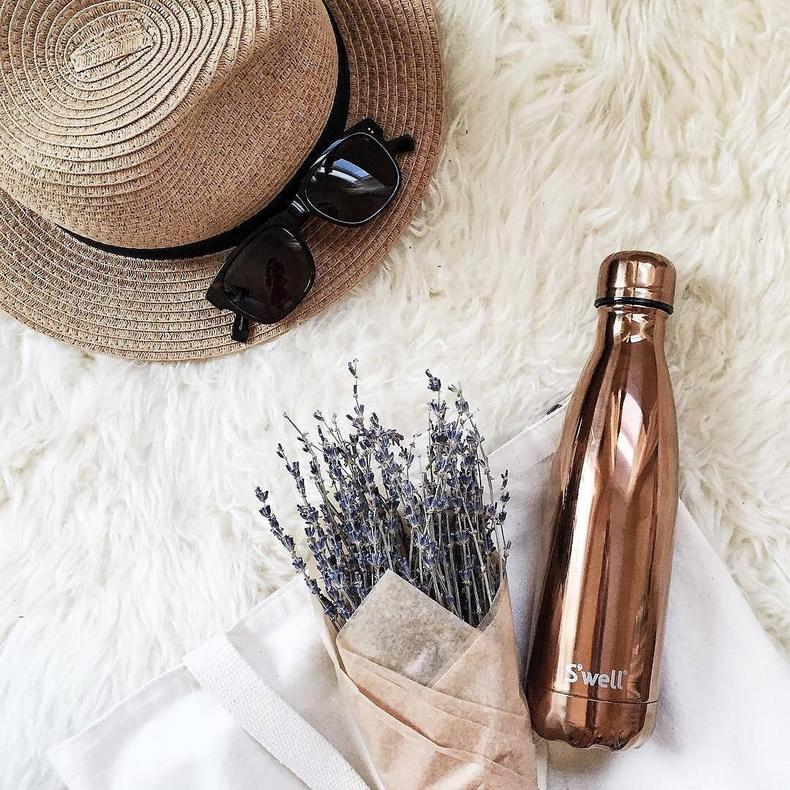 当代女孩喝奶茶,女孩子的快乐都是一杯奶茶给的