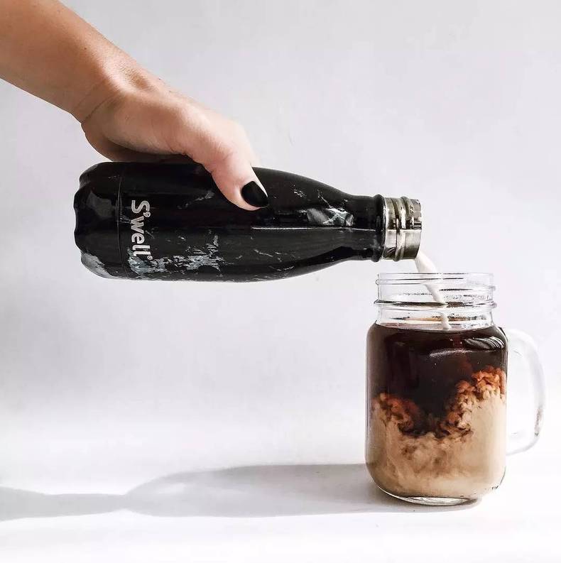 当代女孩喝奶茶,女孩子的快乐都是一杯奶茶给的