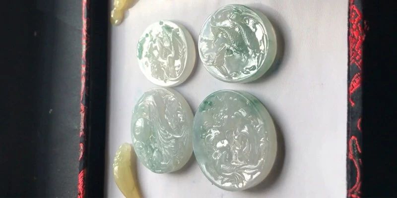 在缅甸买的翡翠手镯,缅甸天然老坑冰种飘花水润通透