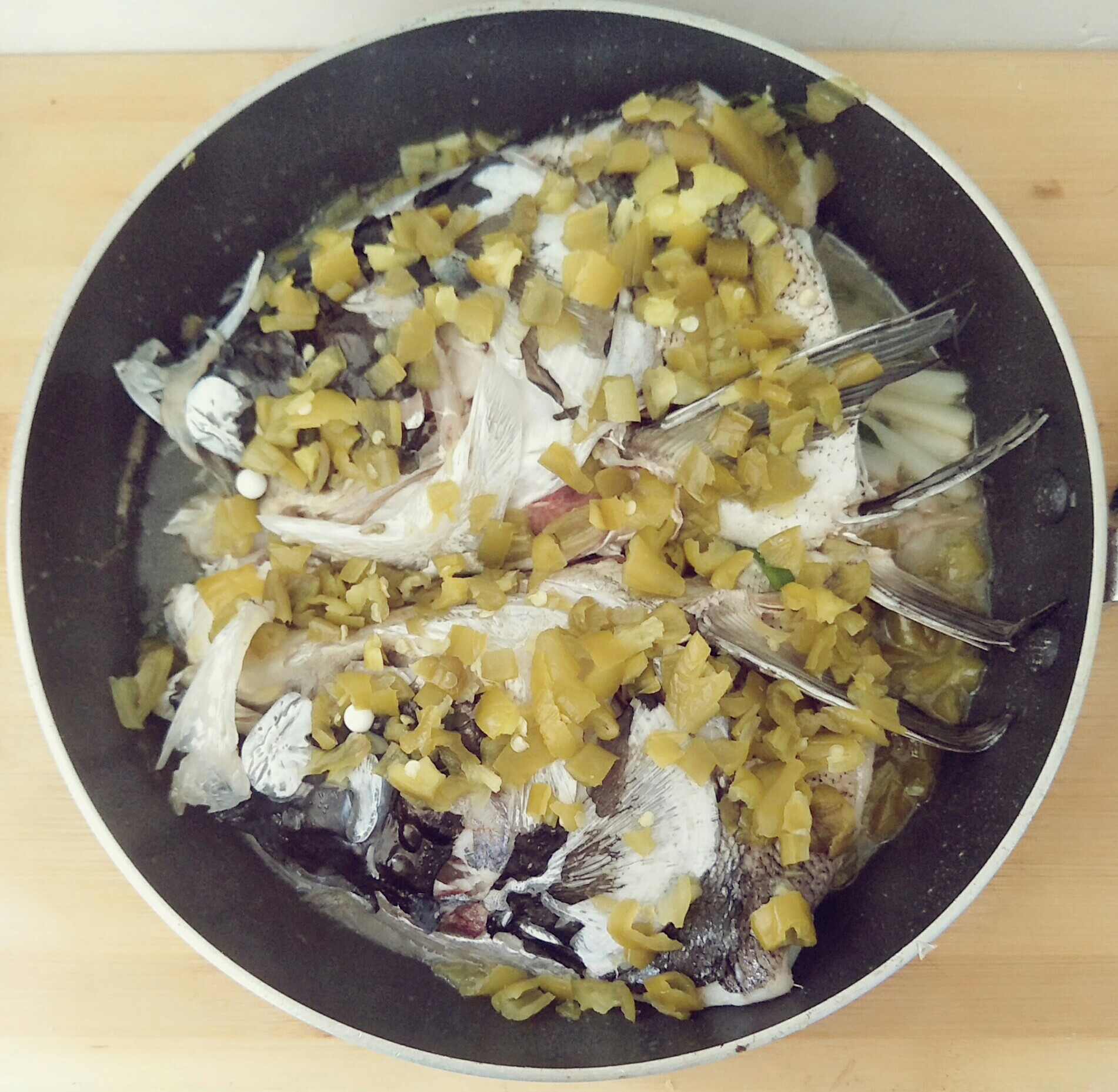 去餐厅吃饭等了一个多小时,剁椒鱼在家也能做出饭店的味道