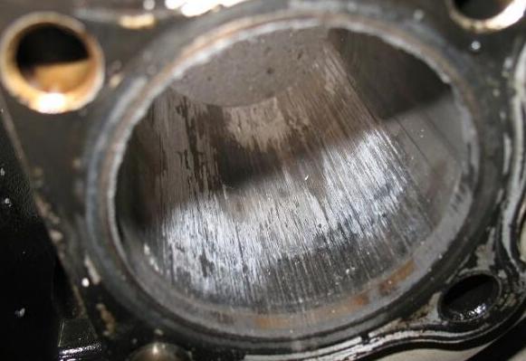 发动机炸了怎么回事,发动机炸了车还可以开吗