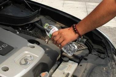 发动机炸了怎么回事,发动机炸了车还可以开吗