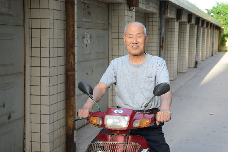 83岁老人维修家电,八旬老人义务维修水电24年