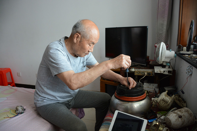 83岁老人维修家电,八旬老人义务维修水电24年