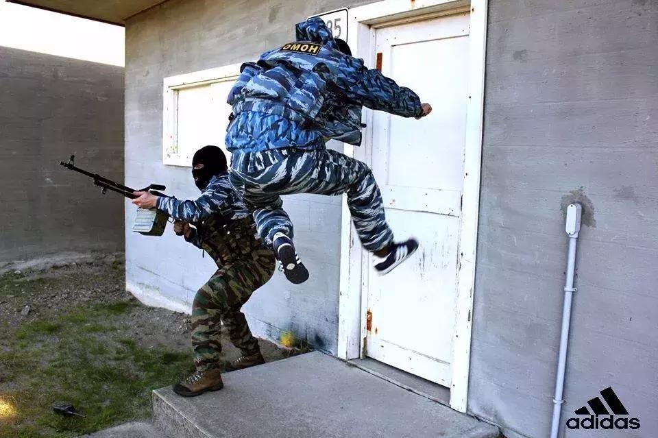 俄罗斯为什么爱穿阿迪,为什么俄罗斯的人喜欢穿阿迪