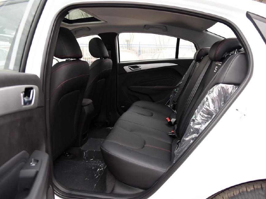 全新艾瑞泽5和吉利帝豪比较,新宝骏rc5vs艾瑞泽5