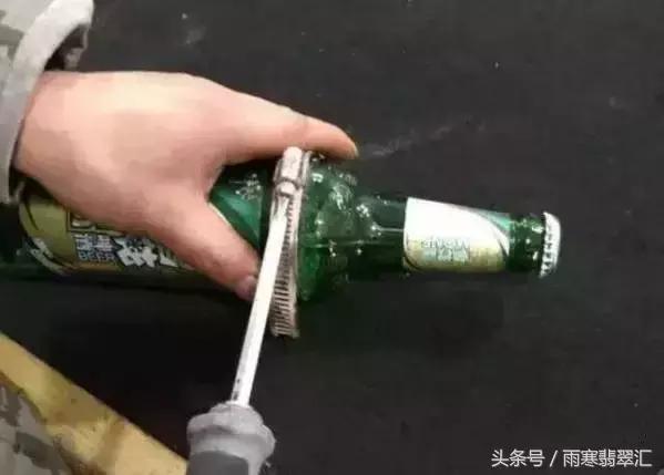 月薪3000小伙拿啤酒瓶做出上亿帝王绿手镯送女友，骚年好手艺！