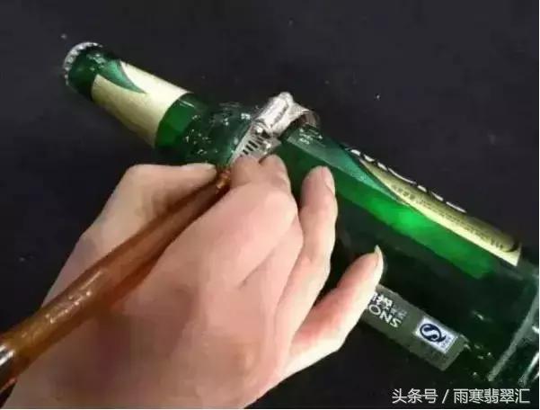 月薪3000小伙拿啤酒瓶做出上亿帝王绿手镯送女友，骚年好手艺！