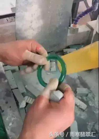 月薪3000小伙拿啤酒瓶做出上亿帝王绿手镯送女友，骚年好手艺！