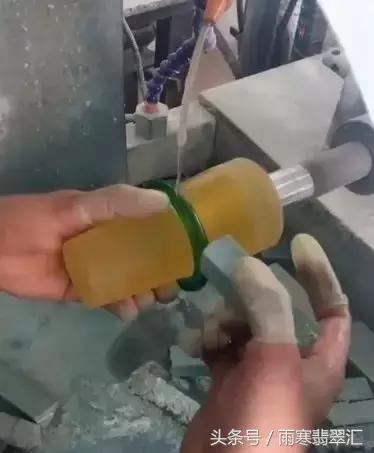 月薪3000小伙拿啤酒瓶做出上亿帝王绿手镯送女友，骚年好手艺！