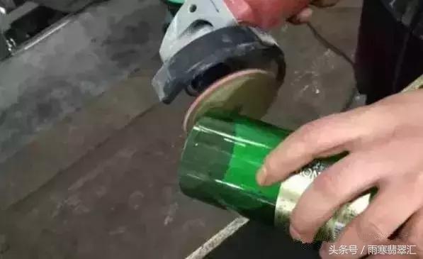 月薪3000小伙拿啤酒瓶做出上亿帝王绿手镯送女友，骚年好手艺！