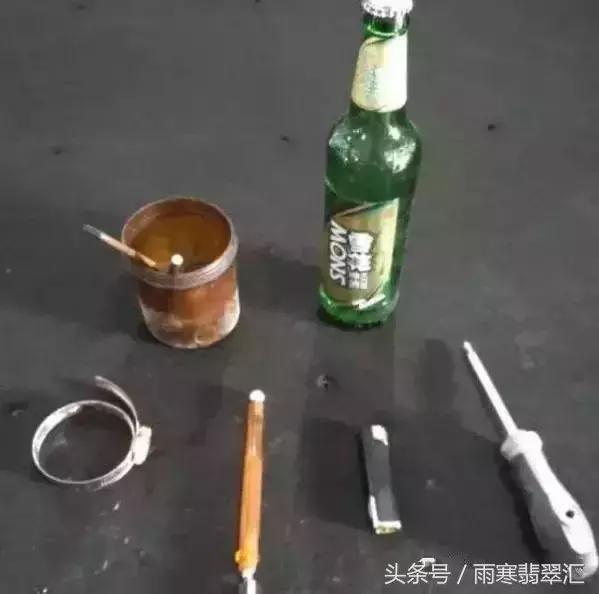 月薪3000小伙拿啤酒瓶做出上亿帝王绿手镯送女友，骚年好手艺！
