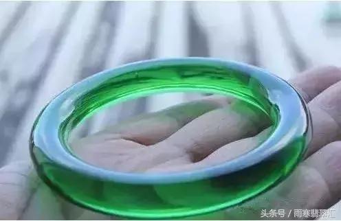 月薪3000小伙拿啤酒瓶做出上亿帝王绿手镯送女友，骚年好手艺！