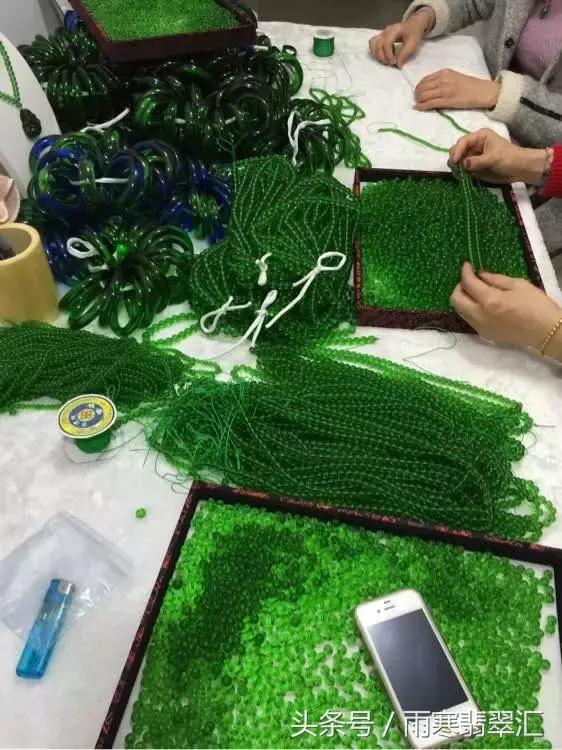 月薪3000小伙拿啤酒瓶做出上亿帝王绿手镯送女友，骚年好手艺！