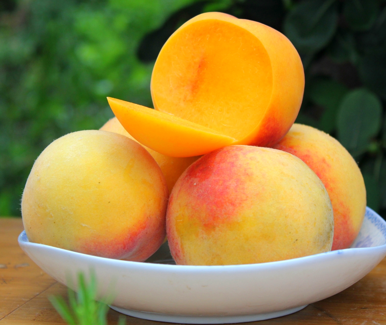 甜美多汁的新鲜桃子，你最喜欢吃哪种？